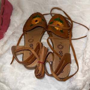 New LEATHER Sunflower Embroidered Lace up Flat Huarache